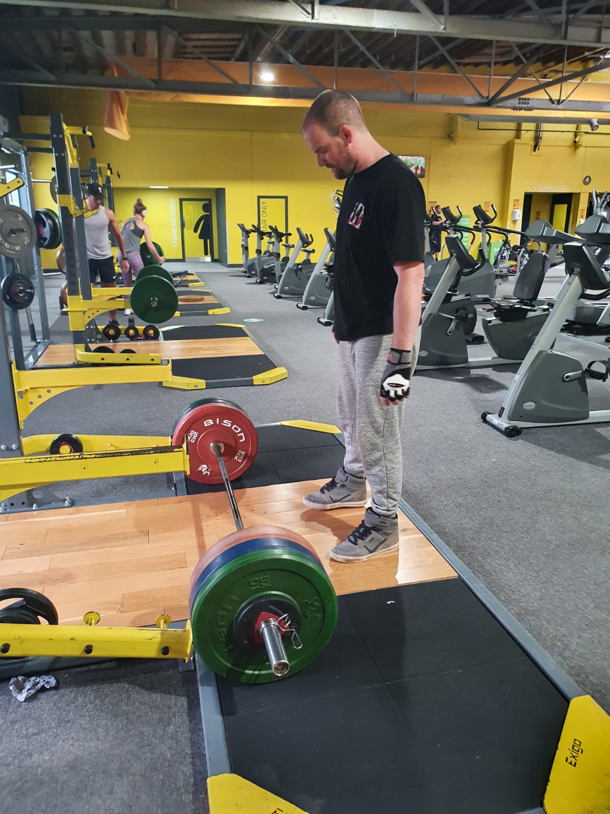 Artur Pilch coaching a lifting session in the gym